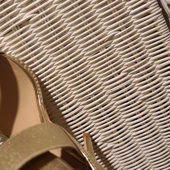 BEAUTIFUL  METALLIC  GOLD HEELS - Picture 11 of 16